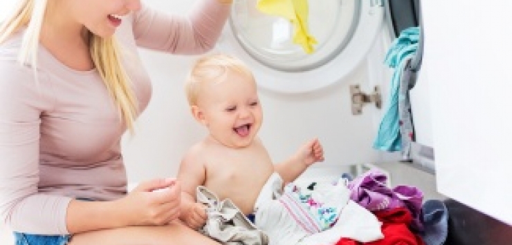 Como proteger a pele dos bebês na lavagem de roupas?