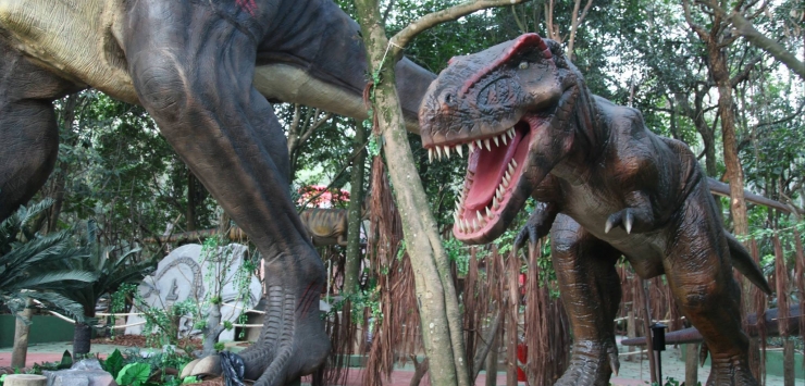Mundo dos Dinossauros é exposição permanente no zoológico