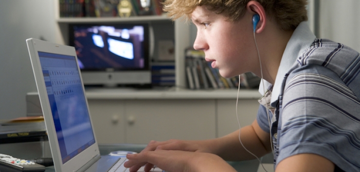 Uso de computadores por adolescentes requer vigilância